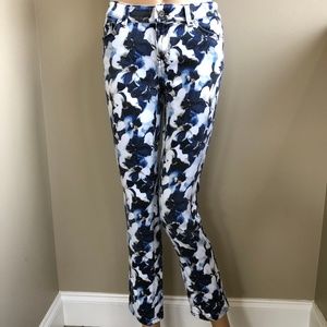 WHITE HOUSE/BLACK MARKET